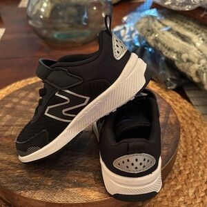 Kids New Balance M size 6.5
New with box
Color Blue
Velcro closure